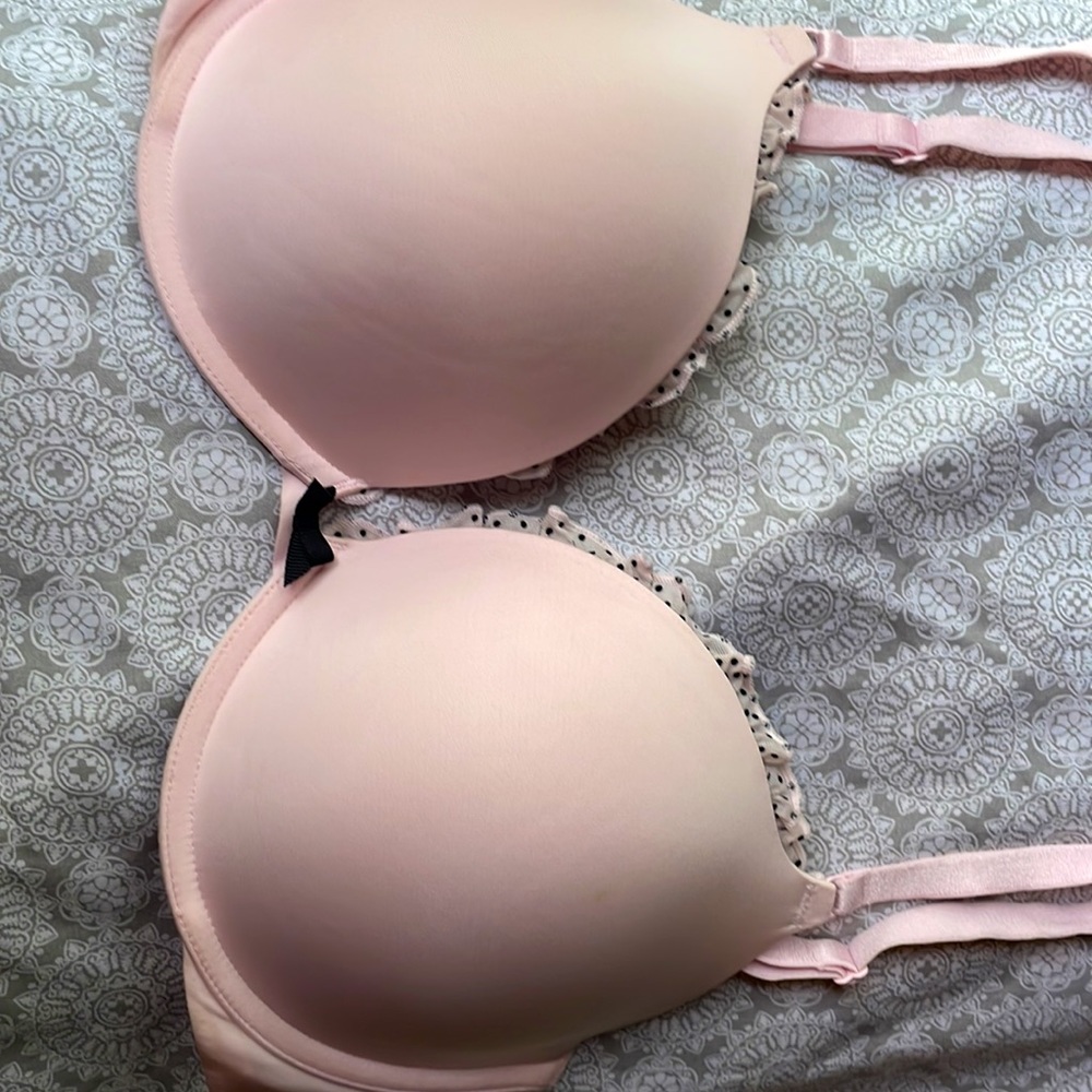 PINK Victoria Secret Push up bra. Color ligh pink